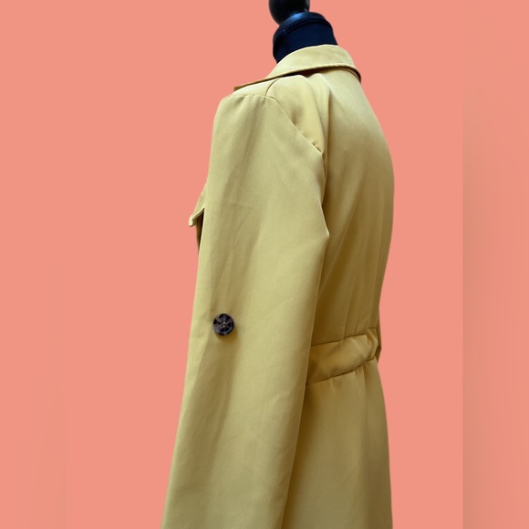 Beautiful yellow trench coat size 12. - Picture 5 of 8